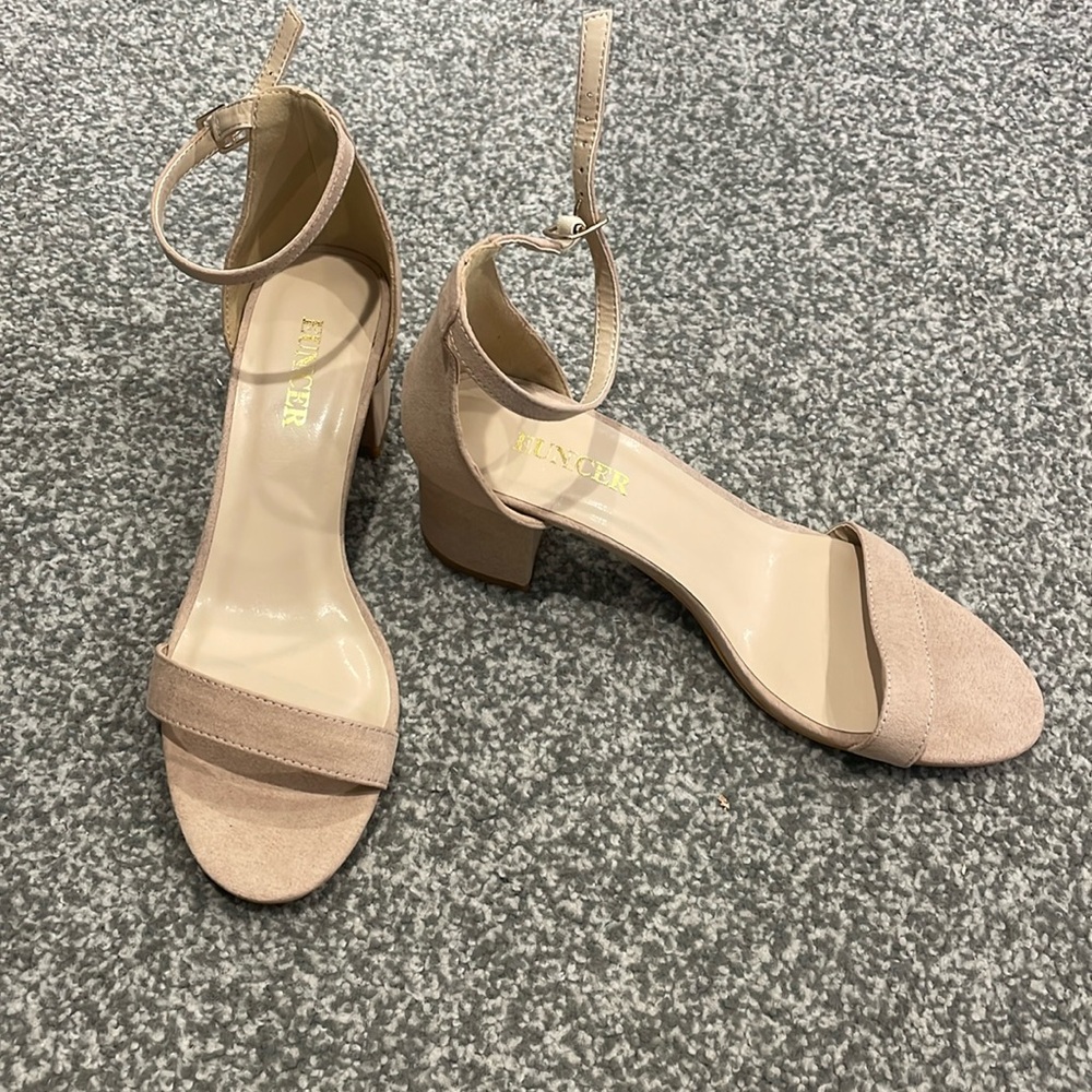 NWOT nude block heel